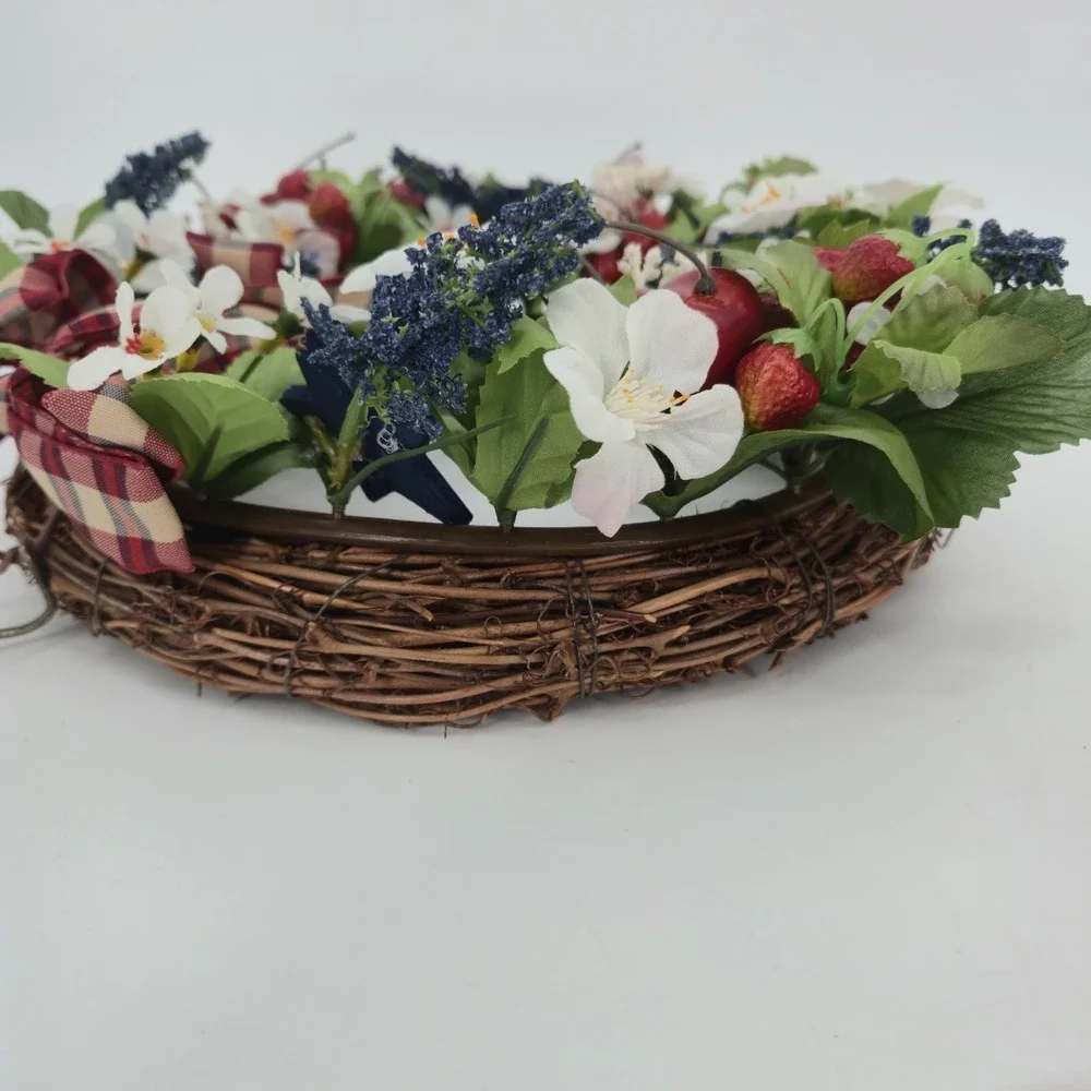 Vintage Avon 2002 Americana Style Wreath Patriotic Strawberry Floral Box July 4